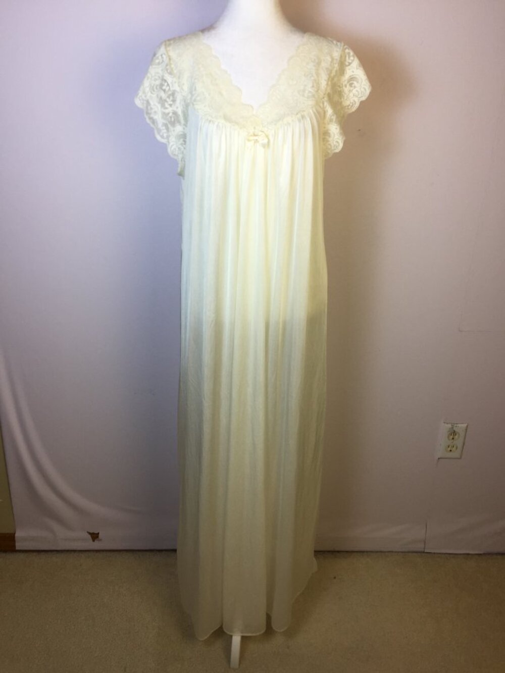 Shadowline Long Nightgown Sz M Womans Ivory Lace Trim V-neck Short Sleeve Sheer